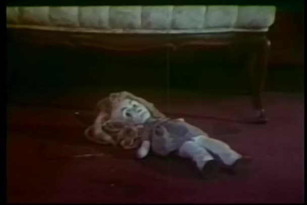Vergrößern Auf Puppe Boden — Stockvideo