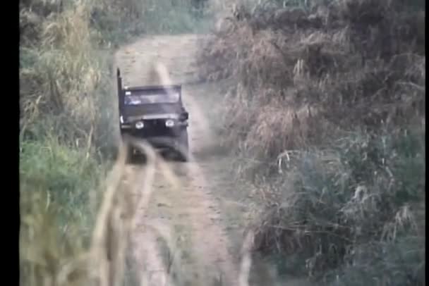 Jeep Militar Conduciendo Por Pequeño Camino Tierra — Vídeo de stock