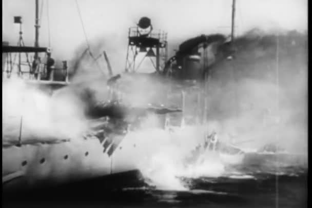 Άνδρες Που Εγκαταλείποντας Πλοίο Όπως Νεροχύτες — Αρχείο Βίντεο