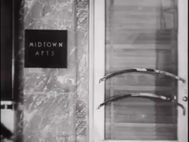 Achteraanzicht Van Twee Mannen Die Het Flatgebouw Binnenlopen Jaren 1930 — Stockvideo