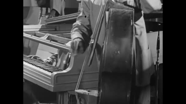 Middellange Schot Van Pianist Begeleidende Bassist Band Jaren 1950 — Stockvideo