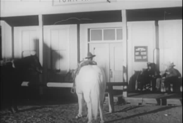 Καουμπόη Αφήνοντας Άλογο Του Μπροστά Από Δικαστικό Μέγαρο Στην Πόλη — Αρχείο Βίντεο