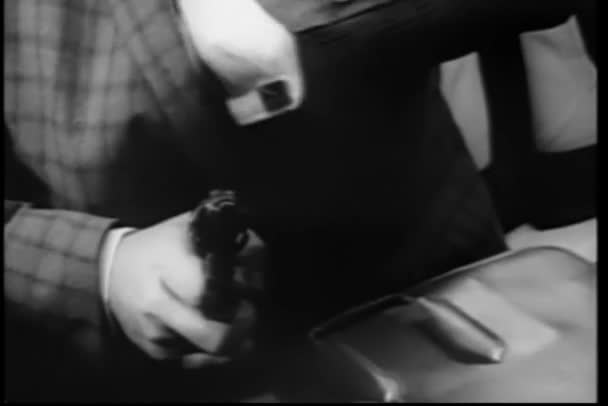 Χέρια Βάζοντας Σιγαστήρας Για Όπλο — Αρχείο Βίντεο