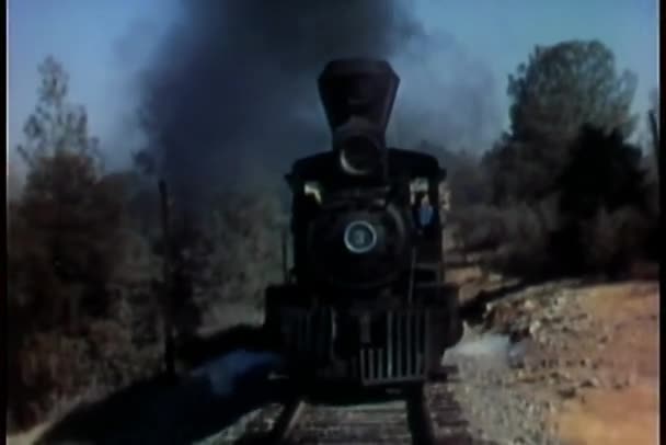 田舎を通るヴィンテージ蒸気機関車 — ストック動画