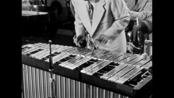 Mittlere Einstellung Eines Energiegeladenen Musikers Der Xylophon Spielt 1950Er Jahre — Stockvideo