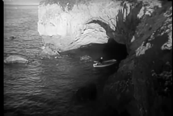 行船离开石窟的高角度视图 — 图库视频影像