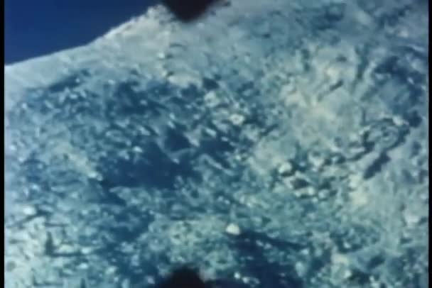 积雪覆盖的山脉 透过双筒望远镜的视图 — 图库视频影像