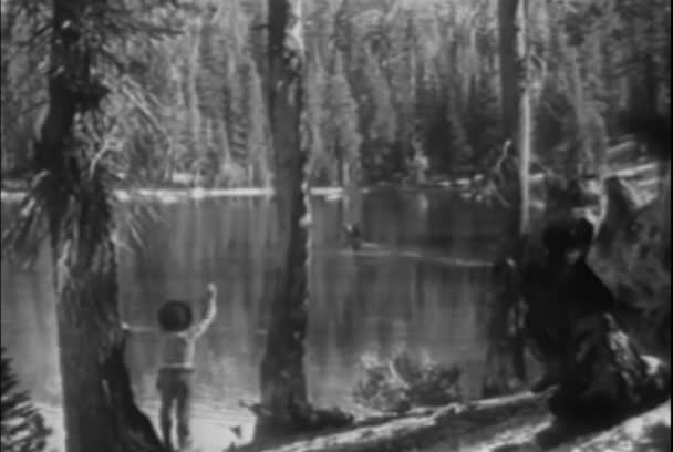 Cowboy Vinkade Adjö Till Män Roddbåt River 1930 Talet — Stockvideo