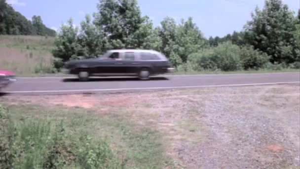 Carro Que Conduz Fora Estrada Rural Arbustos — Vídeo de Stock
