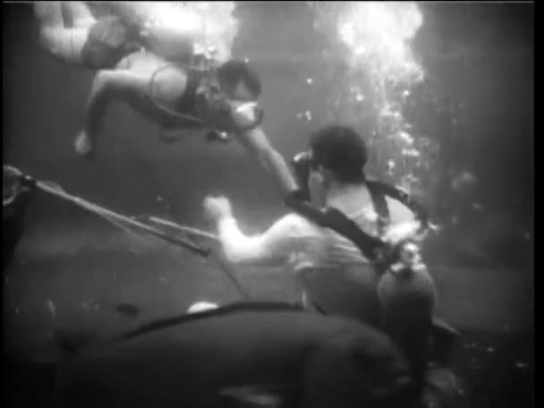 Undervattensutsikt Över Dykare Döda Deras Partner Med Skeppsbrott — Stockvideo