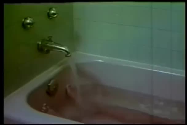 浴缸水水龙头里出来和转动的红色作为人沐浴 — 图库视频影像