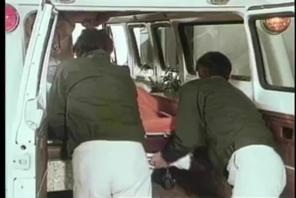 从救护车中移除病人的医护人员 — 图库视频影像
