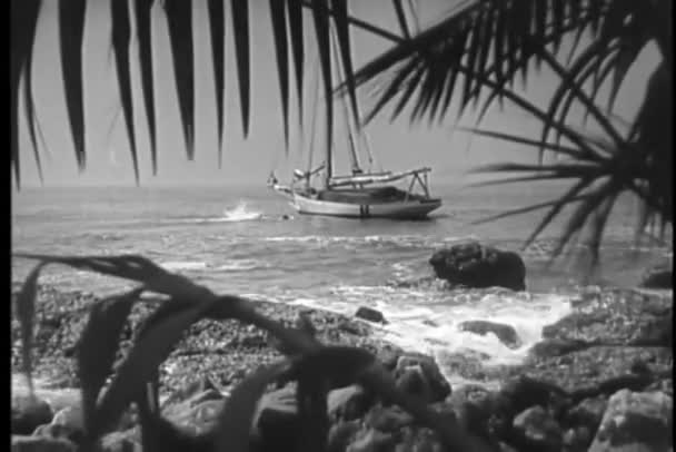 宽镜头往泊船在海洋中游泳的人 — 图库视频影像