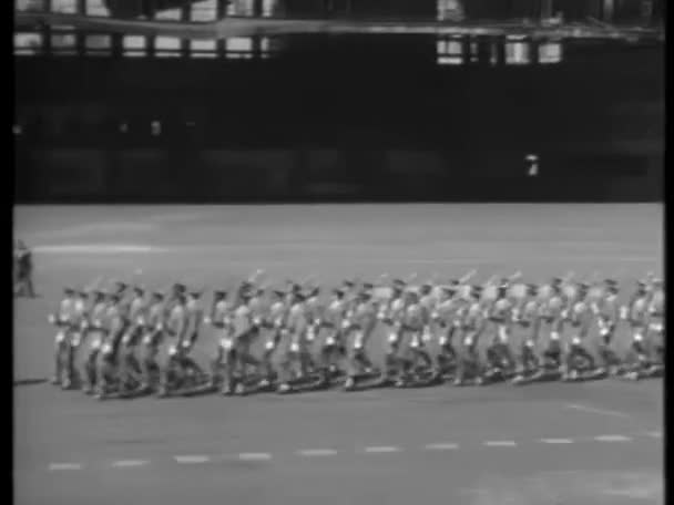 1940年代的军事演习中 士兵分成不同的阵线 — 图库视频影像