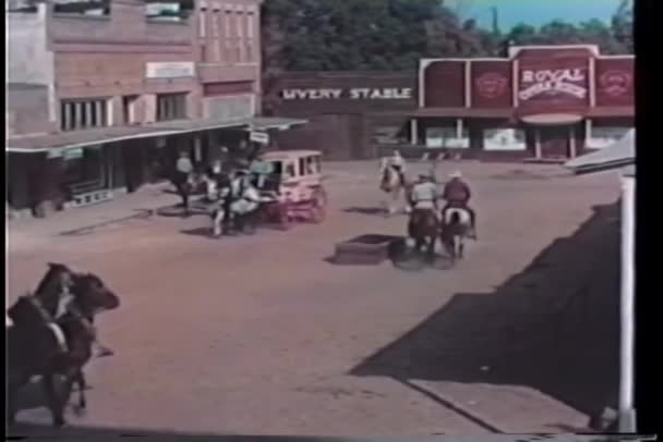 Βόλτα Άλογα Στη Δυτική Πόλη — Αρχείο Βίντεο