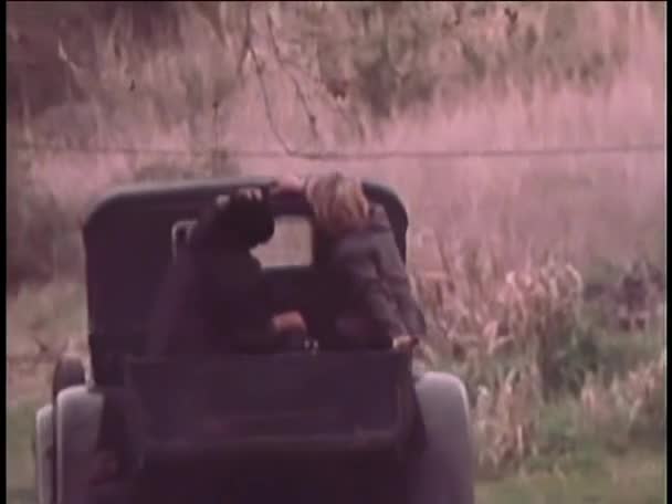 Widok Tyłu Dwóch Osób Jazda Tył Rocznika Samochodu 1970 Roku — Wideo stockowe