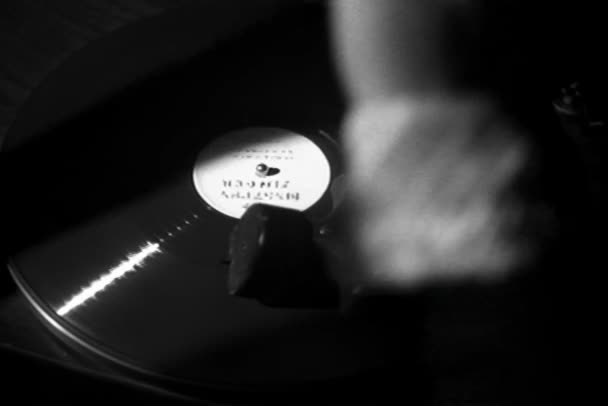 Detail Žena Zvedání Tonearm Vinylových Desek 1940S — Stock video