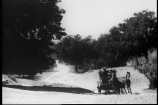 1930 Larda Ülke Yan Tarafından Yarış Iki Sahne Antrenörler — Stok video
