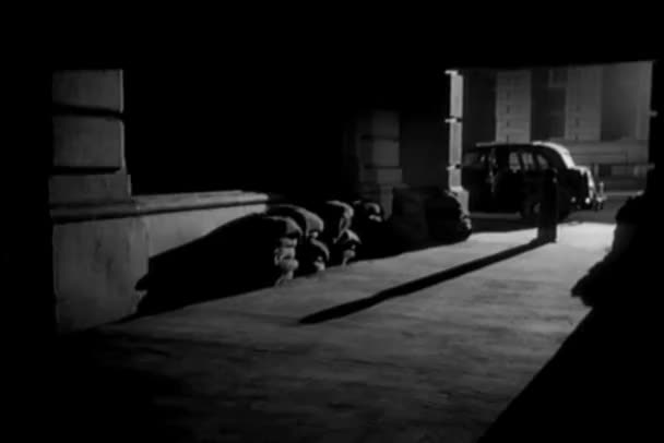 Homem Estrangulado Beco Escuro Noite Década 1940 — Vídeo de Stock