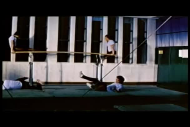 Mannen Uit Oefenen Het Beoefenen Van Kung Gym — Stockvideo