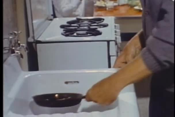 Mann Reinigt Schmutzige Pfanne Waschbecken — Stockvideo