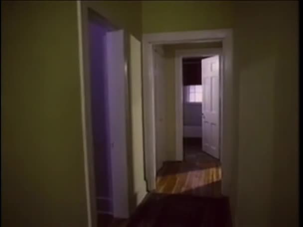 家で女性をスパイしている人の視点ショット — ストック動画