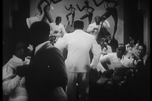 Vůdce Skupiny Provádějící Hudebníky In1930S Klub — Stock video