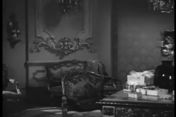 Habitación Panorámica Con Cajas Regalo Envueltas Mesa Década 1940 — Vídeo de stock