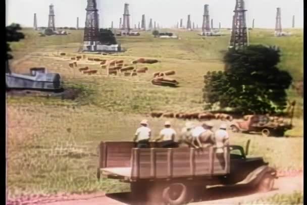 Coches Tiro Ancho Camiones Que Conducen Través Del Campo Petróleo — Vídeos de Stock
