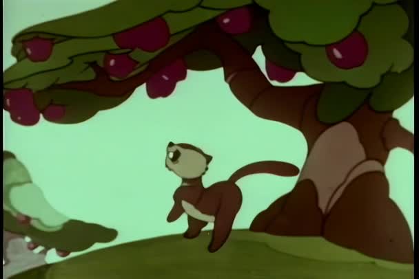 Esquilos Batendo Maçãs Fora Árvore — Vídeo de Stock