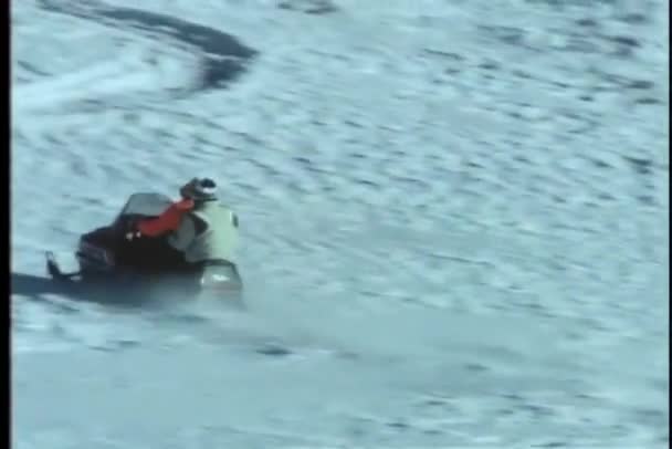 Два Человека Езда Снегоходах Через Горнолыжный Склон — стоковое видео