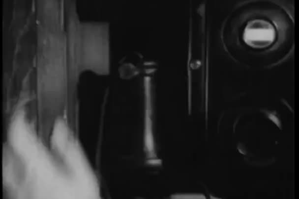 電話の受話器をピッキング男のクローズ アップ — ストック動画
