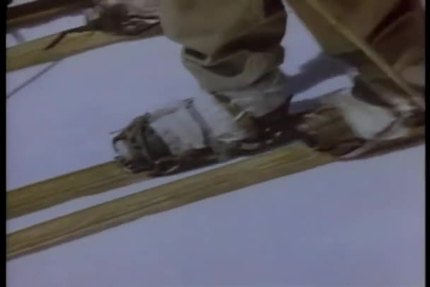 Personnes Atteintes Skis Bâtons Ski Chemine Dans Neige — Video