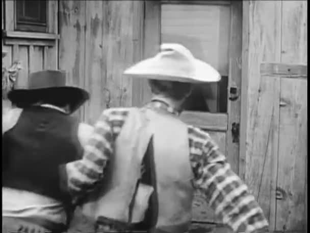 Två Cowboys Drar Man Sheriff Office 1940 Talet — Stockvideo