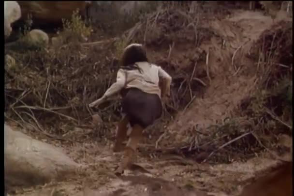 Tepeye Doğru Koşan Bir Amerikan Yerlisinin Arka Görüntüsü — Stok video