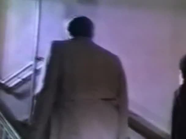 Vue Arrière Deux Hommes Montant Escalier Dans Immeuble Années 1970 — Video