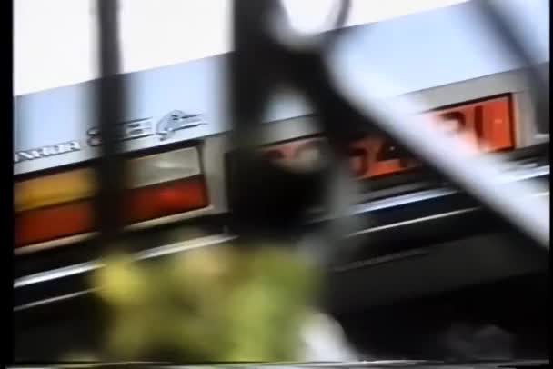 Αυτοκίνητο Οδήγηση Κάτω Από Δρόμο Χώρα — Αρχείο Βίντεο
