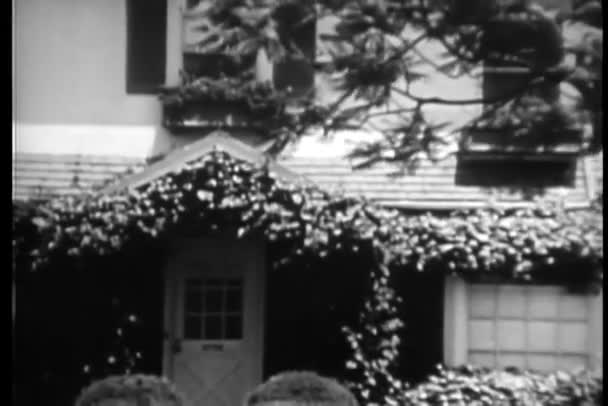 Zoom Fuori Casa Con Recinzione Picchetto Bianco — Video Stock