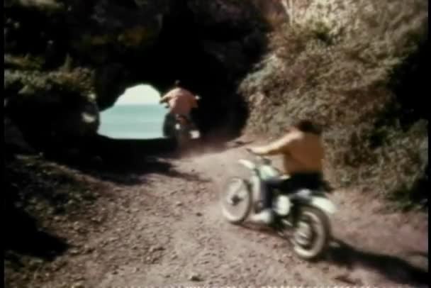 Männer Auf Motorrädern Fahren Durch Tunnel Zum Meer — Stockvideo