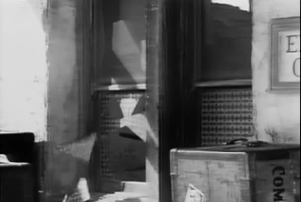 Pohled Exteriér Dřevěná Židle Vloupání Oknem Roce 1930 — Stock video