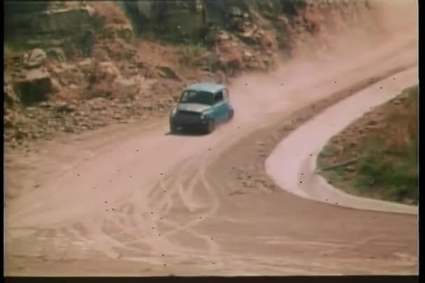 1970 Автомобіль Їде Ґрунтовій Дорозі — стокове відео
