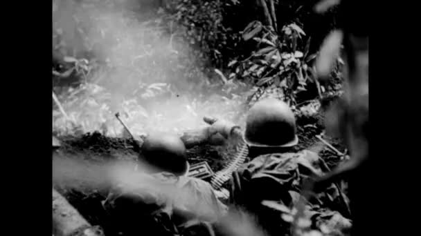 Вид Ззаду Солдатів Які Стріляють Кулеметами 1940 — стокове відео