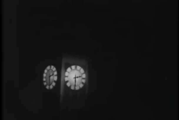 Weitwinkelaufnahme Der Turmuhr Bei Nacht — Stockvideo