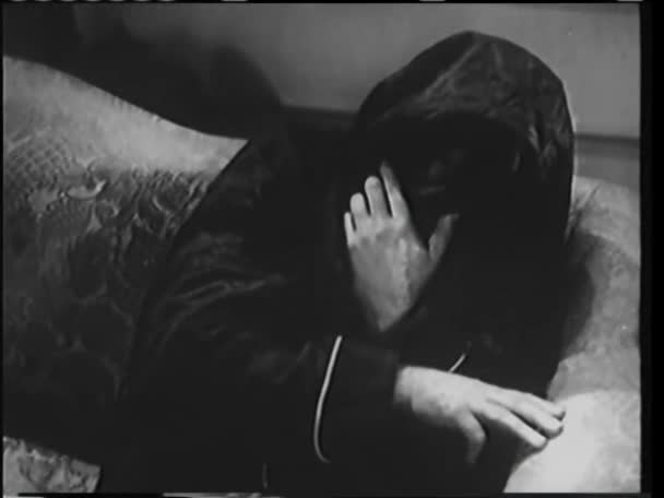 Κουκούλα Άνθρωπος Κρυμμένη Πρόσωπο Cringing Στον Καναπέ Του 1940 — Αρχείο Βίντεο