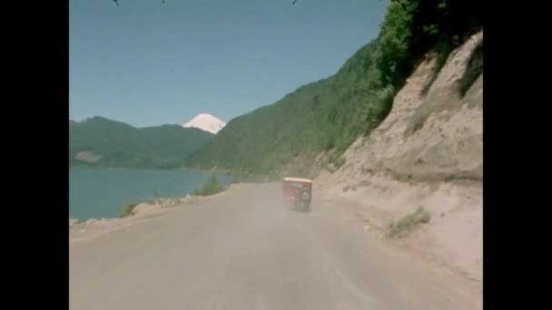 Pohled Zezadu Jeep Jízdy Polní Cestě Roku 1970 — Stock video