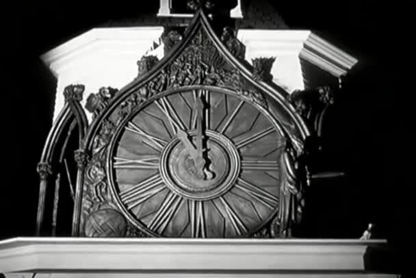 Vintage Clock Strikes Eleven Clock — Stock Video