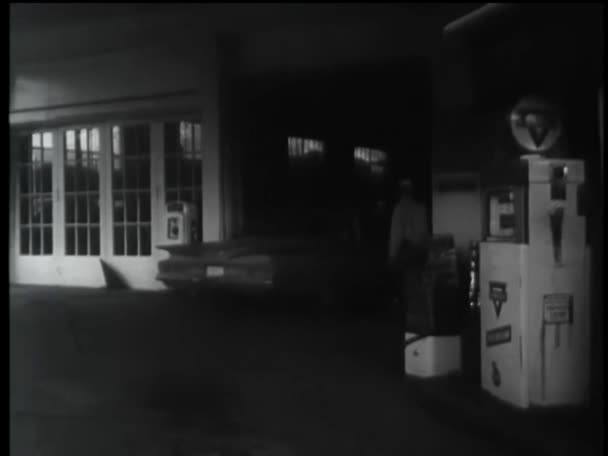 Mujer Coche Retroceder Fuera Taller Carrocería 1960 — Vídeo de stock