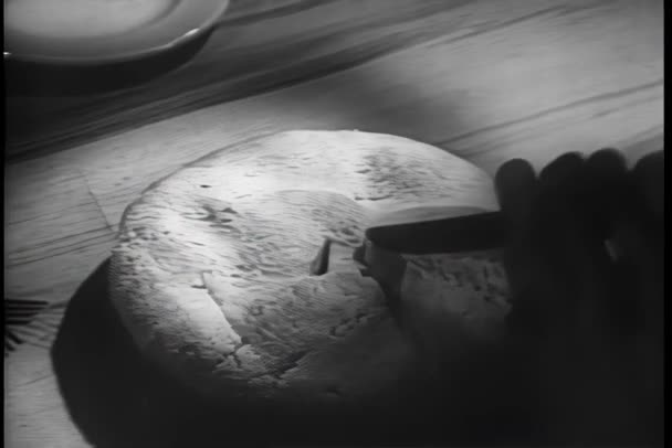 Середній Постріл Рука Ножем Який Намагається Різати Твердий Пиріг — стокове відео