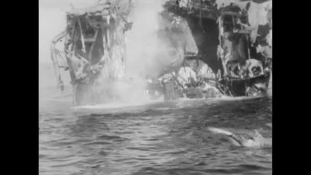 Askerler Savaş Gemisi Denize 1941 Batan Kapalı Atlama — Stok video