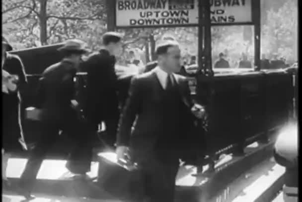 Sibuk New York City Masuk Kereta Bawah Tanah 1930 — Stok Video